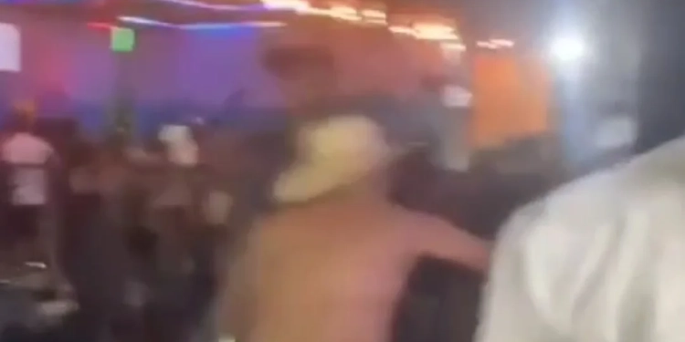 ( Video) Miliciano dá chicotadas em vitima num evento no Rio