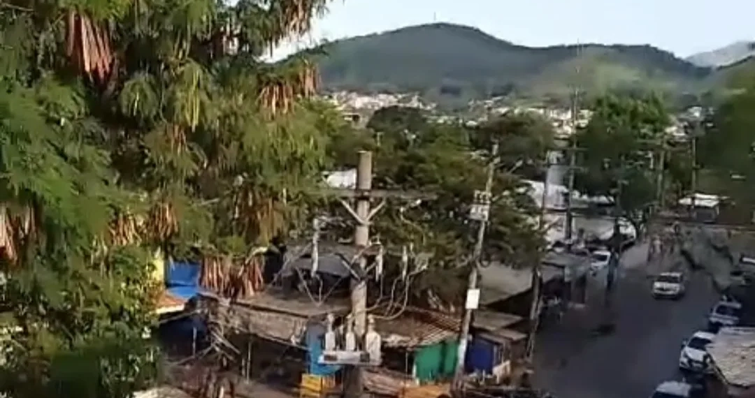 ( Vídeos) Terror na Avenida Brasil: Traficantes da Vila Kennedy Atacam PMs