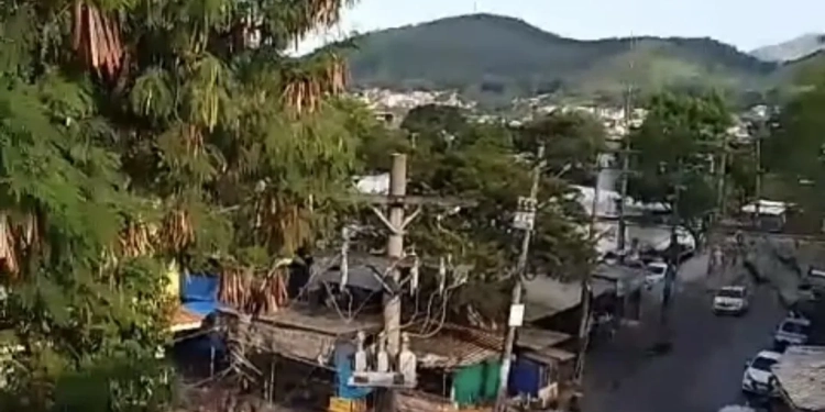 ( Vídeos) Terror na Avenida Brasil: Traficantes da Vila Kennedy Atacam PMs