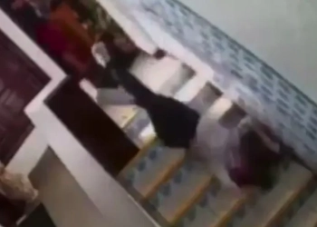 Idosa de 70 Anos é Empurrada Escada Abaixo Durante Discussão no Rio