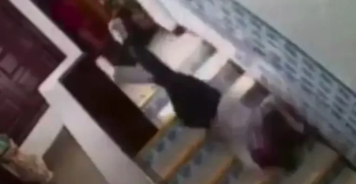 Idosa de 70 Anos é Empurrada Escada Abaixo Durante Discussão no Rio