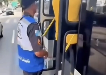 ( Vídeo) Idosa passa mal dentro de ônibus por causa do calor e é salva por policiais em Campo Grande
