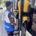 ( Vídeo) Idosa passa mal dentro de ônibus por causa do calor e é salva por policiais em Campo Grande