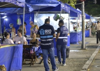 Carnaval 2025: Inscrições Abertas para Ambulantes no Entorno do Sambódromo!