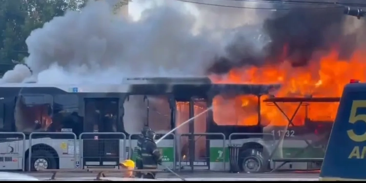 Urgente!!! Avião de Pequeno Porte Cai Sobre Ônibus em São Paulo