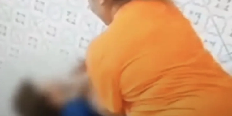 ( Vídeo forte) Dona de Creche é Investigada por Agressão a Criança de 2 Anos