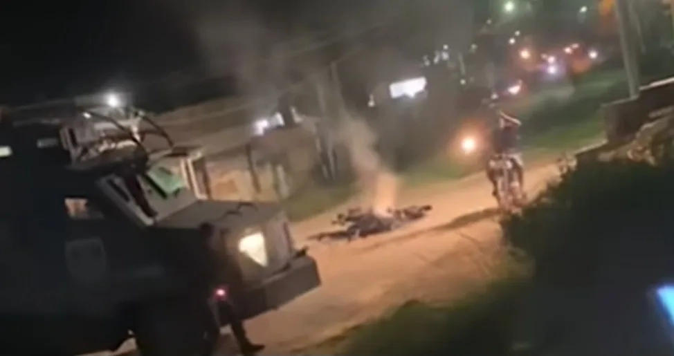 ( Vídeo)Guerra na Zona Oeste!! Corpo Carbonizado é Encontrado em  Comunidade e Gera Grande Confusão