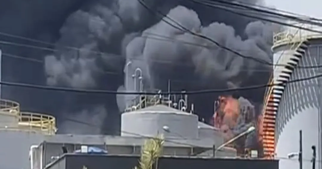 URGENTE:( VÍDEO) INCÊNDIO DE GRANDES PROPORÇÕES ATINGE FÁBRICA DE ÓLEO NO RIO