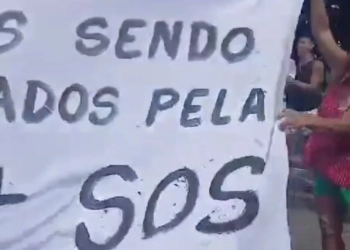 Moradores interditam via em Barra de Guaratiba em protesto contra falta de água