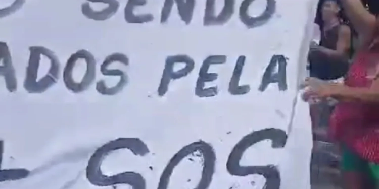 Moradores interditam via em Barra de Guaratiba em protesto contra falta de água