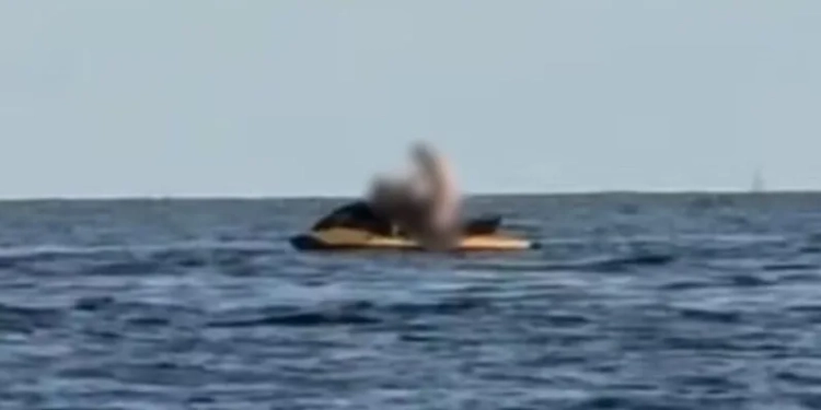 (Vídeo) :Casal é flagrado fazendo sexo em jet ski e imagens polêmicas viralizam nas redes sociais