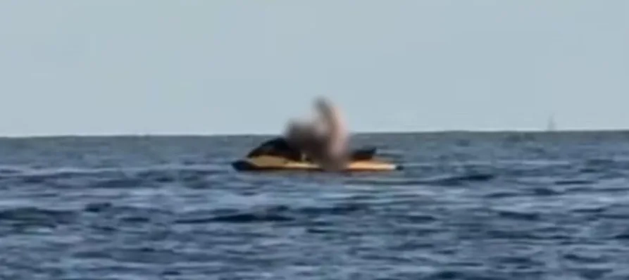 (Vídeo) :Casal é flagrado fazendo sexo em jet ski e imagens polêmicas viralizam nas redes sociais