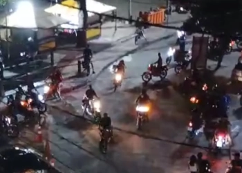 ( Vídeo) Motoqueiros assustam moradores em Barra de Guaratiba de madrugada !! Assista