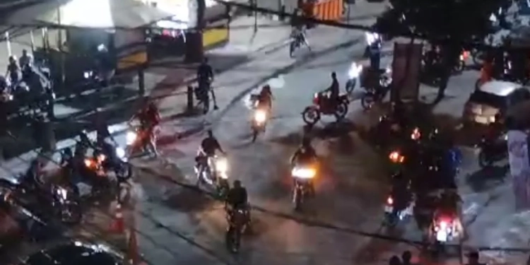 ( Vídeo) Motoqueiros assustam moradores em Barra de Guaratiba de madrugada !! Assista