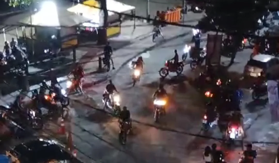 ( Vídeo) Motoqueiros assustam moradores em Barra de Guaratiba de madrugada !! Assista