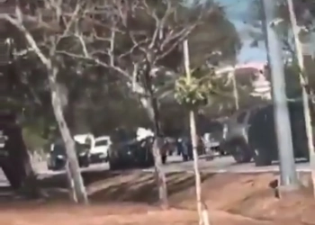 ( VIDEO) MOTORISTA LEVA TIRO NA MÃO EM DISCUSSÃO COM POLICIAL CIVIL NA BARRA DA TIJUCA