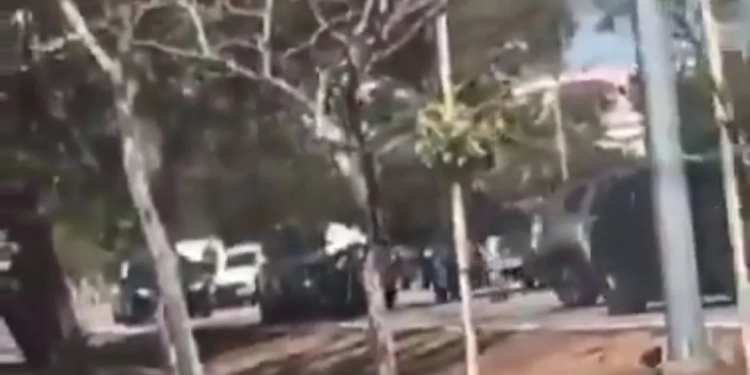 ( VIDEO) MOTORISTA LEVA TIRO NA MÃO EM DISCUSSÃO COM POLICIAL CIVIL NA BARRA DA TIJUCA