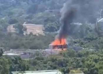 Incêndio de Grandes Proporções Atinge Galpão Perto do PROJAC na Zona Oeste do Rio