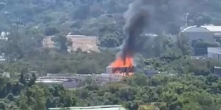 Incêndio de Grandes Proporções Atinge Galpão Perto do PROJAC na Zona Oeste do Rio
