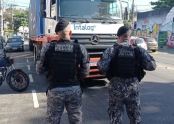 Policia recupera dois caminhões roubados na Avenida Brasil em operação tensa