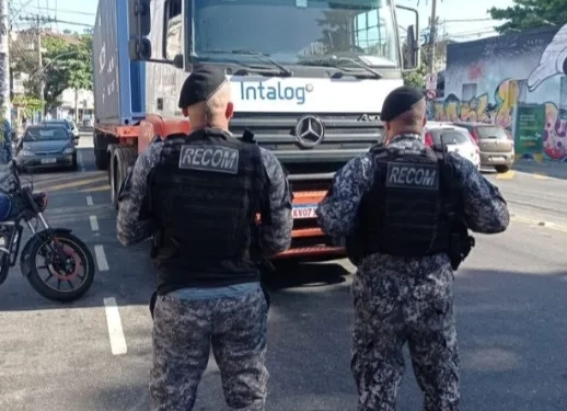 Policia recupera dois caminhões roubados na Avenida Brasil em operação tensa