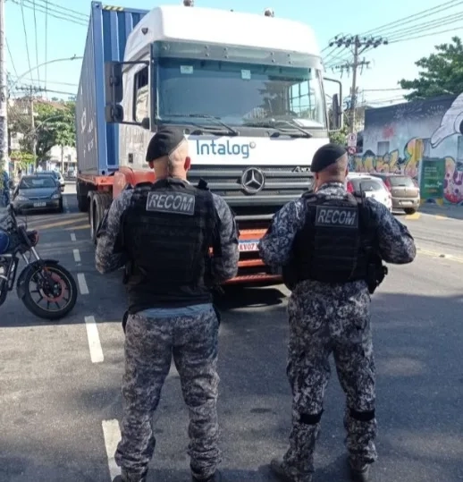 Policia recupera dois caminhões roubados na Avenida Brasil em operação tensa