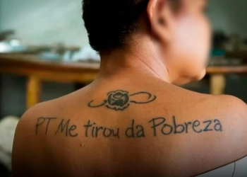 Mulher Faz Tatuagem em Homenagem ao Aniversário do PT e Gera Repercussão