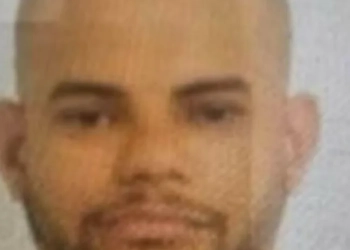 IDENTIFICADO POLICIAL QUE MORREU APÓS ATIRAR NA NAMORADA EM DELEGACIA NO RIO