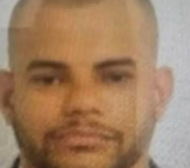 IDENTIFICADO POLICIAL QUE MORREU APÓS ATIRAR NA NAMORADA EM DELEGACIA NO RIO