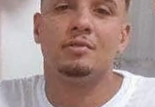 Jovem morre em grave acidente de moto com ônibus na Zona Oeste
