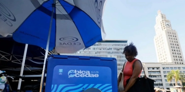 ÁGUA GELADA DE GRAÇA NO RIO: CEDAE LANÇA AÇÃO PARA COMBATER O CALOR EXTREMO