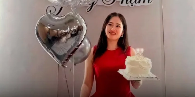 ( FOTOS) EXPLOSÃO DE BALÃO EM FESTA DE ANIVERSÁRIO DEIXA JOVEM COM QUEIMADURAS  NO ROSTO