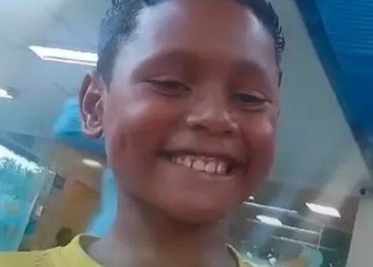 Menino de 8 anos baleado em tiroteio recebe alta e emociona ao falar sobre o pai