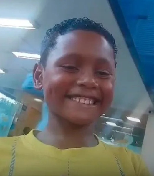 Menino de 8 anos baleado em tiroteio recebe alta e emociona ao falar sobre o pai