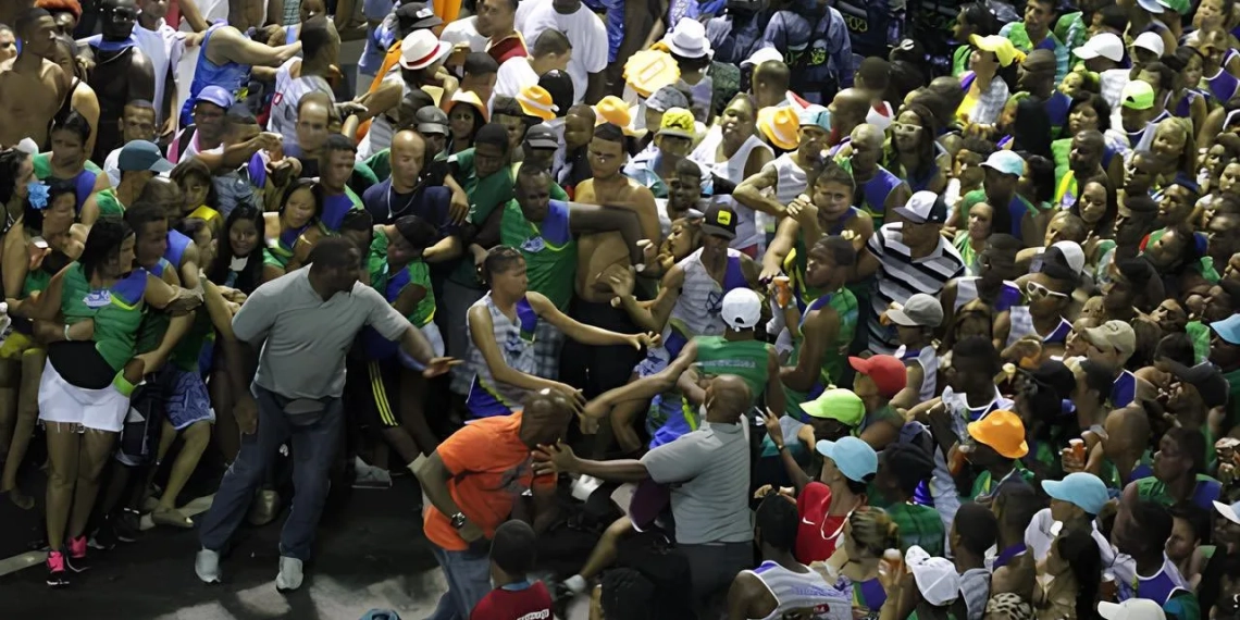 TERROR NO CARNAVAL:( FOTO) ESTRANGEIRO COM TATUAGEM DE SUÁSTICA É ESPANCADO POR MULTIDÃO EM BLOCO NO RIO