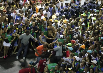 TERROR NO CARNAVAL:( FOTO)  ESTRANGEIRO COM TATUAGEM DE SUÁSTICA É ESPANCADO POR MULTIDÃO EM BLOCO NO RIO