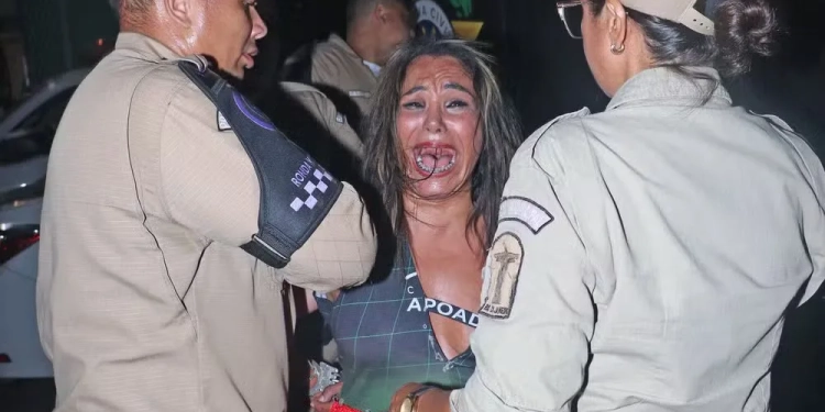 Mulher é presa após atacar foliões com mordidas em camarote