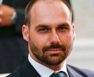 Eduardo Bolsonaro sugere exílio nos EUA e provoca debate na internet