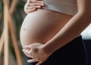 Grávida leva tiro, bala atravessa o bebê e ambos sobrevivem