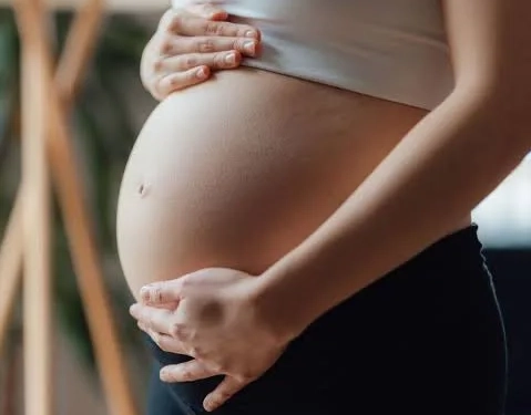 Grávida leva tiro, bala atravessa o bebê e ambos sobrevivem