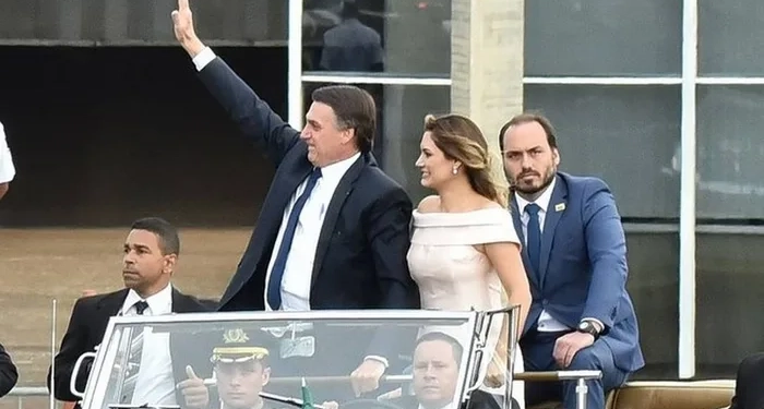 Treta na família Bolsonaro!! Divide a família!!Perdoei, mas não quero conviver com ele!!
