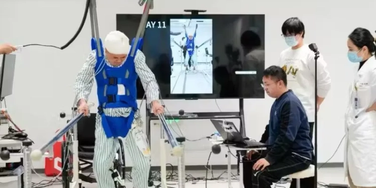 Nova Tecnologia Faz Pacientes Paralisados Andarem em Apenas 24 Horas