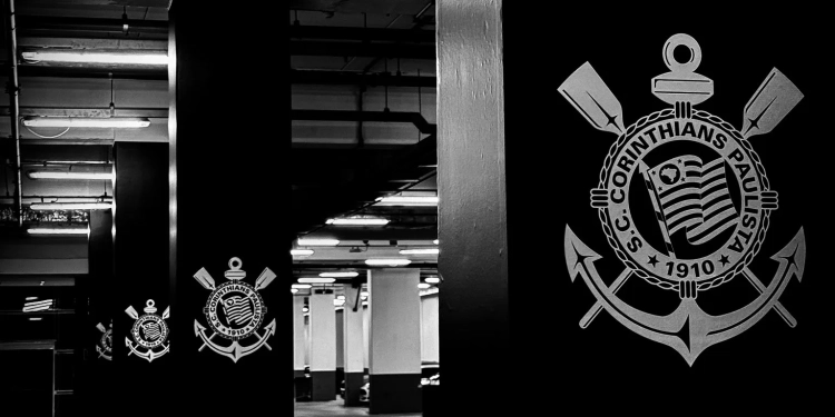 ( fotos) DJ Revela Striptease de R$ 150 Mil para Jogador do Corinthians e Choca Web