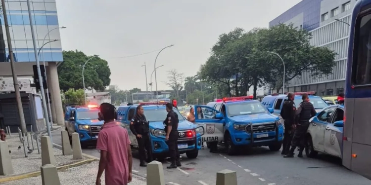 Criminoso Tenta Assaltar Ônibus na Avenida Brasil e é Preso em Ação Rápida da PM