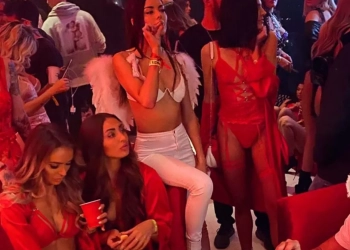 Garotas de programa foram escolhidas para sentar no colo e beijar os parças de Neymar