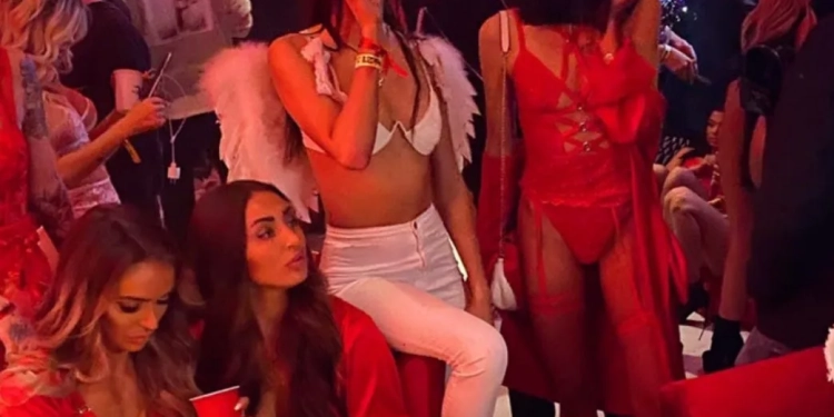 Garotas de programa foram escolhidas para sentar no colo e beijar os parças de Neymar
