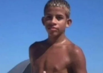 ( IMAGENS PESADÍSSIMAS) TRAFICANTE ADOLESCENTE É ESQUARTEJADO EM COMUNIDADE DO RIO