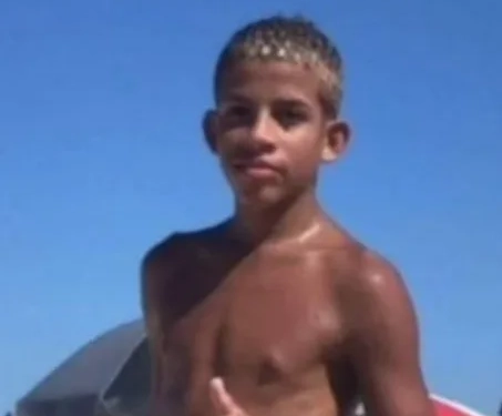 ( IMAGENS PESADÍSSIMAS) TRAFICANTE ADOLESCENTE É ESQUARTEJADO EM COMUNIDADE DO RIO