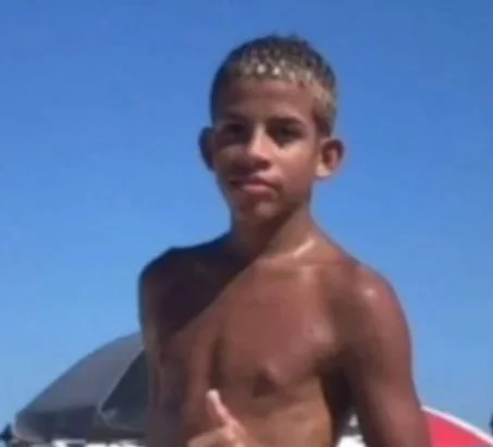 ( IMAGENS PESADÍSSIMAS) TRAFICANTE ADOLESCENTE É ESQUARTEJADO EM COMUNIDADE DO RIO