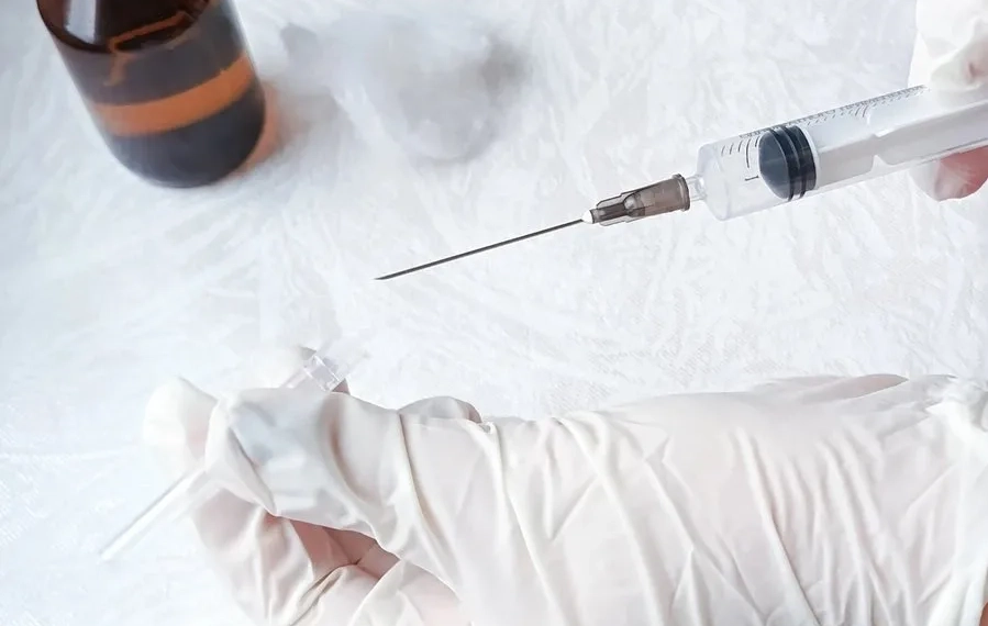 Choque e indignação: Professor de química usa mesma seringa em 43 alunos e causa internação em massa